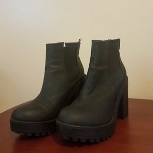 Preowned H&M Divided Platform Chelsea Boots